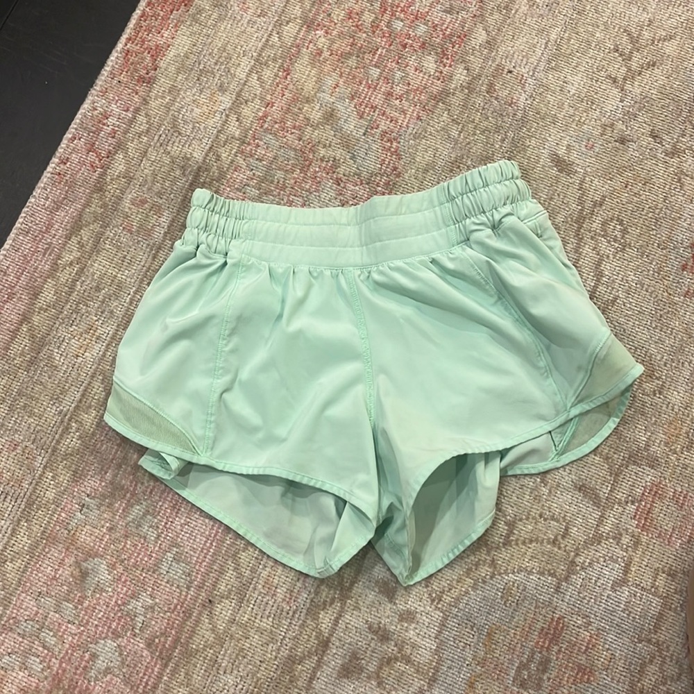 LuLu hotty hot shorts size 4 2.5 inch